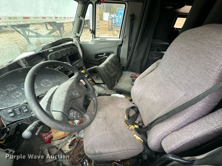 image for item EH7173 International  semi truck cab