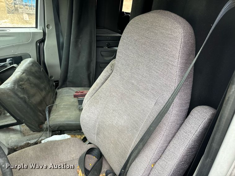 image for item EH7173 International  semi truck cab