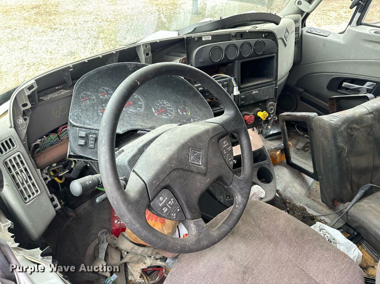 image for item EH7173 International  semi truck cab