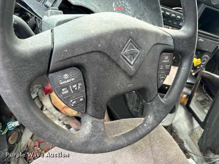 image for item EH7173 International  semi truck cab