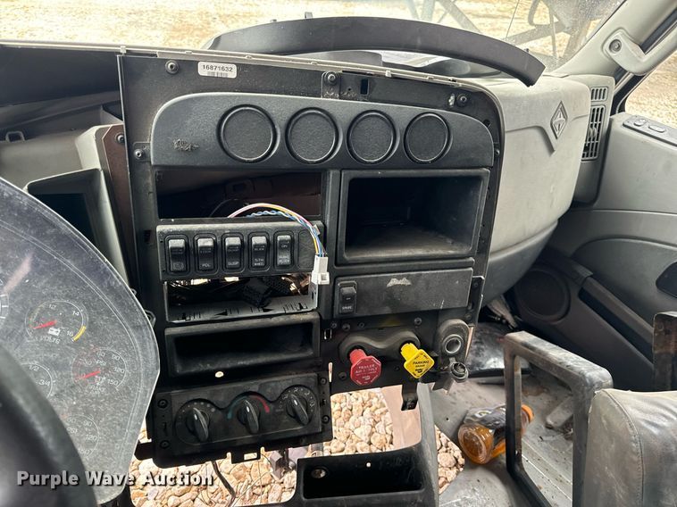 image for item EH7173 International  semi truck cab