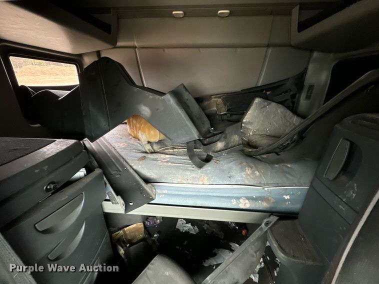 image for item EH7173 International  semi truck cab