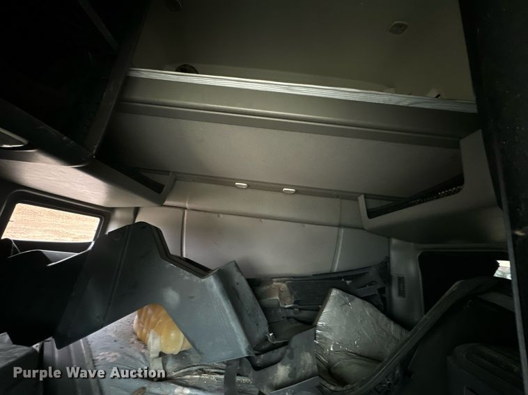 image for item EH7173 International  semi truck cab