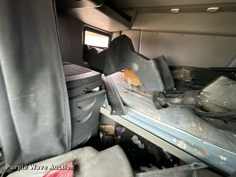 image for item EH7173 International  semi truck cab