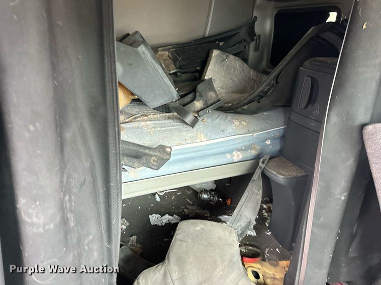 image for item EH7173 International  semi truck cab