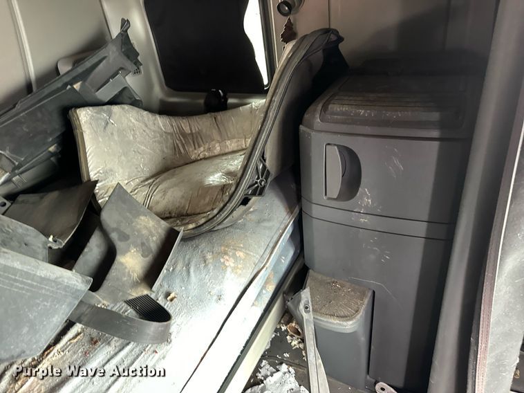 image for item EH7173 International  semi truck cab