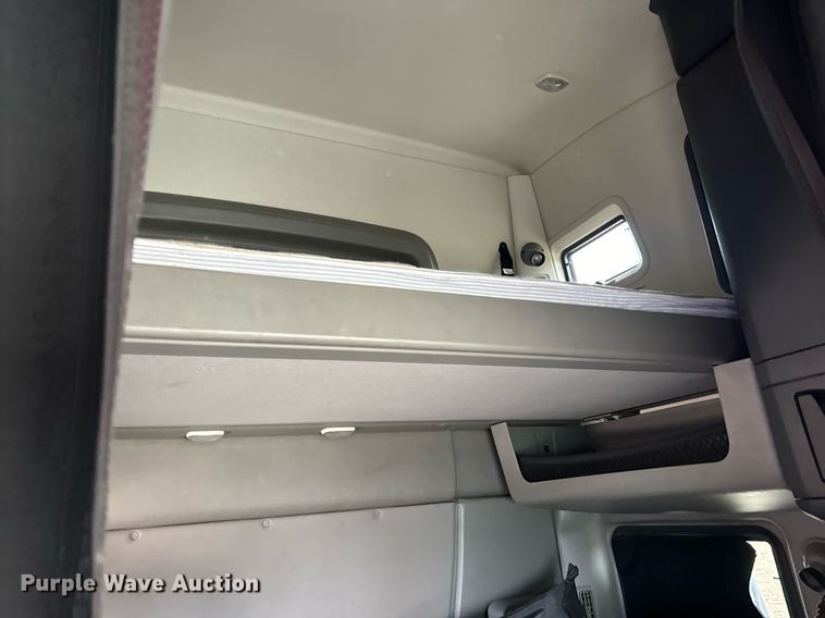 image for item EH7173 International  semi truck cab