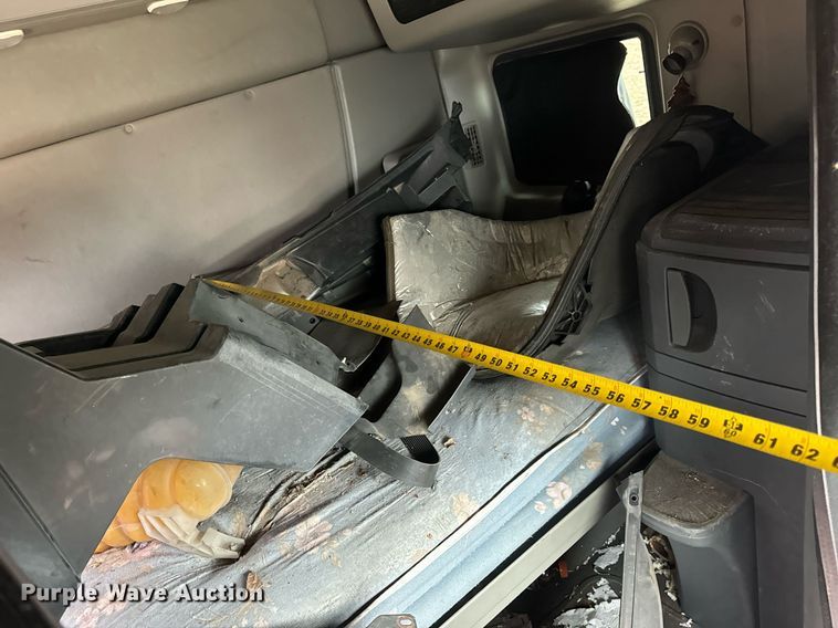 image for item EH7173 International  semi truck cab