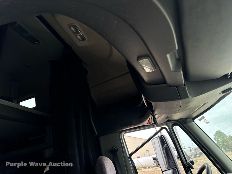 image for item EH7173 International  semi truck cab