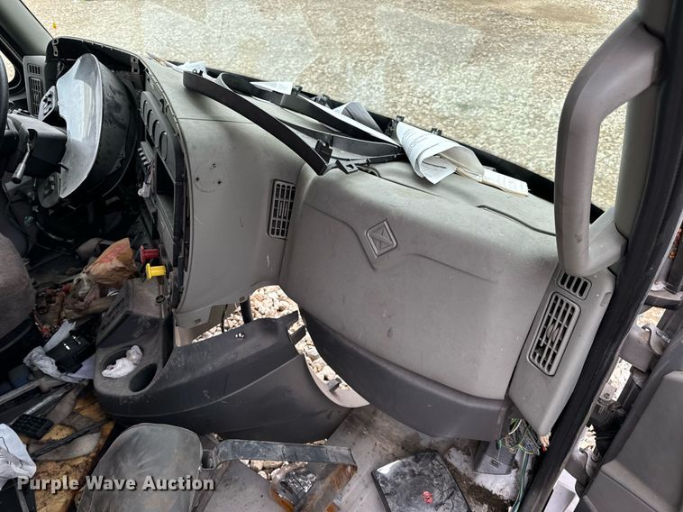 image for item EH7173 International  semi truck cab