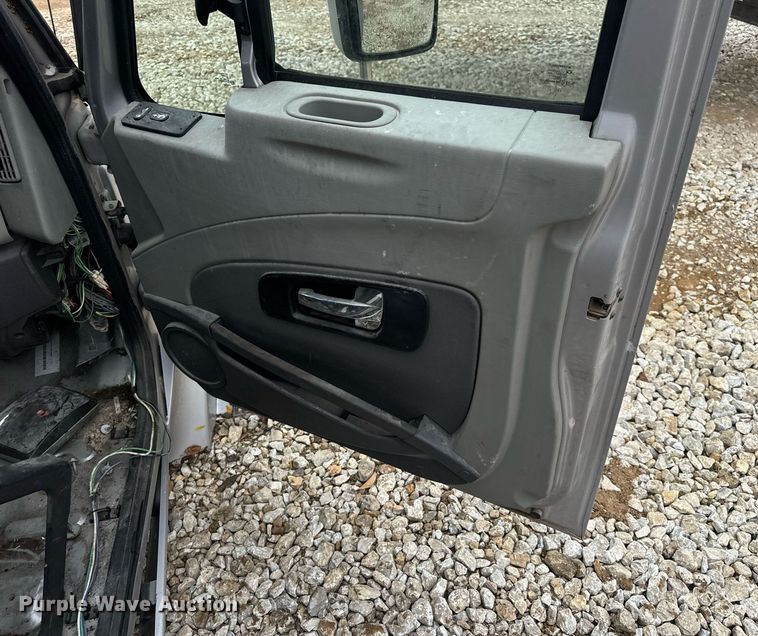 image for item EH7173 International  semi truck cab