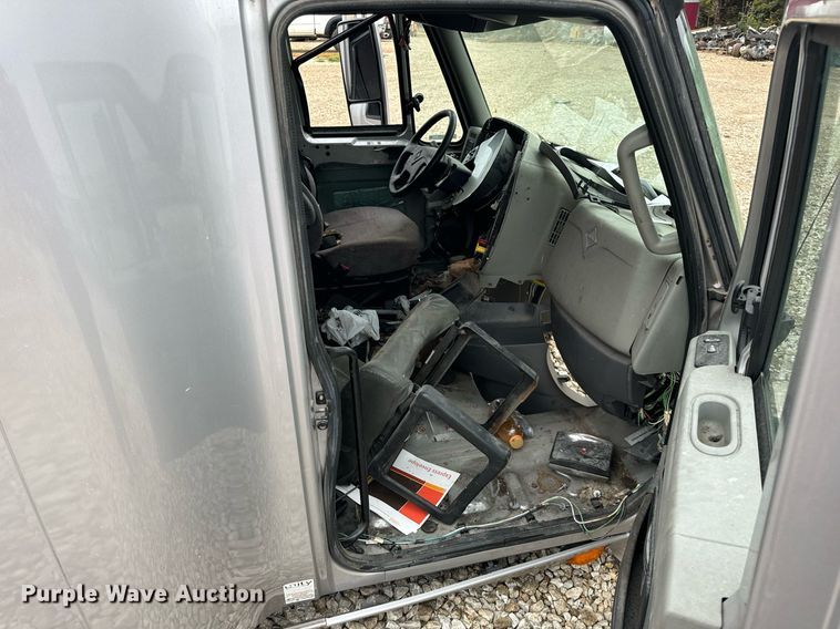 image for item EH7173 International  semi truck cab