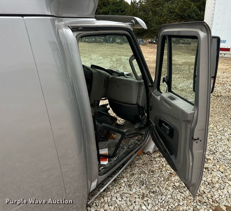 image for item EH7173 International  semi truck cab