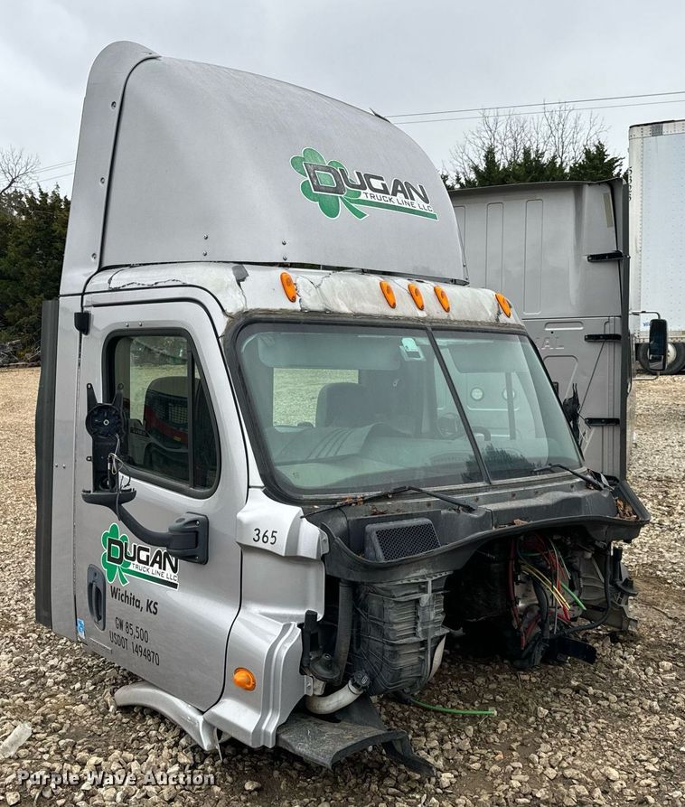 image for item EH7174 Freightliner Cascadia semi truck cab