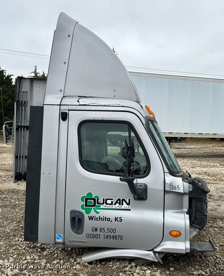 image for item EH7174 Freightliner Cascadia semi truck cab