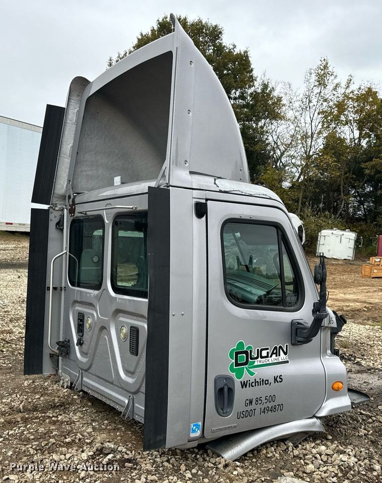 image for item EH7174 Freightliner Cascadia semi truck cab