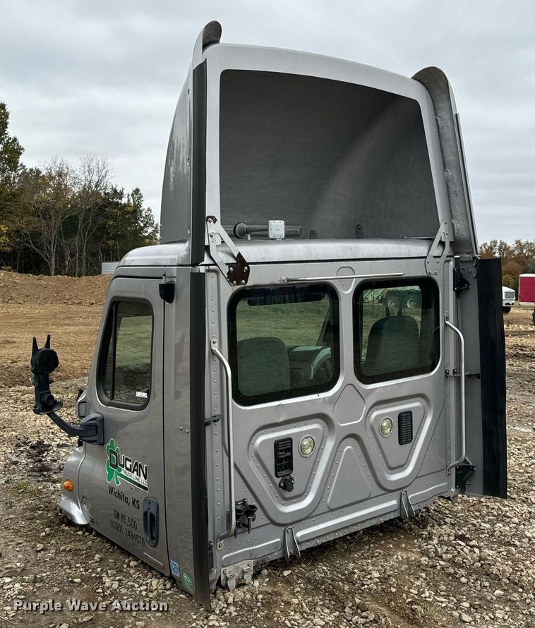 image for item EH7174 Freightliner Cascadia semi truck cab