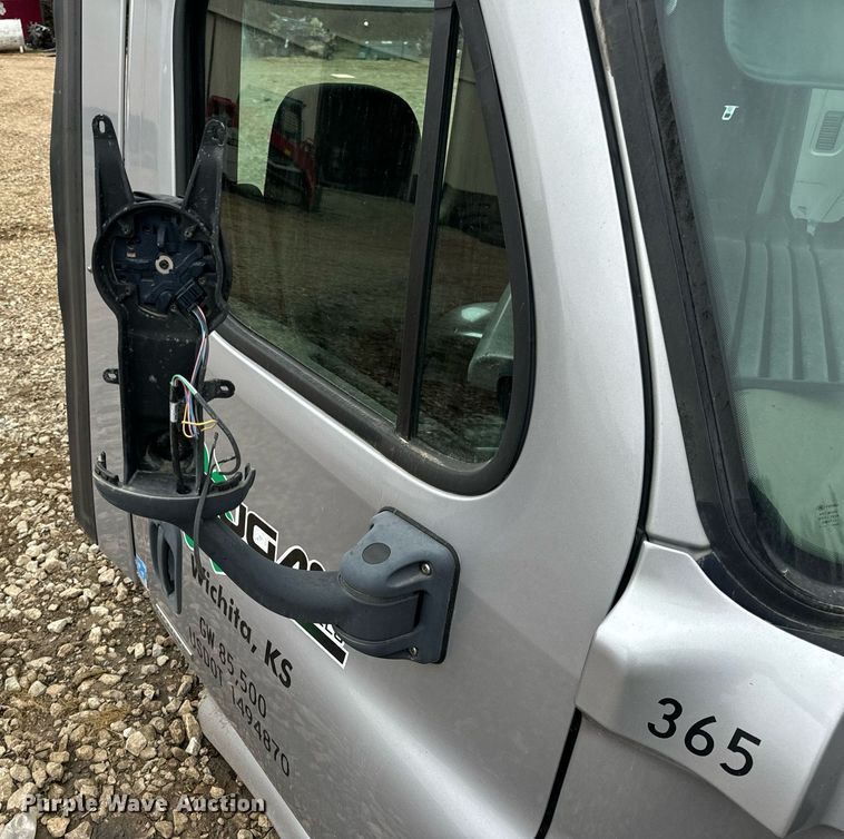 image for item EH7174 Freightliner Cascadia semi truck cab