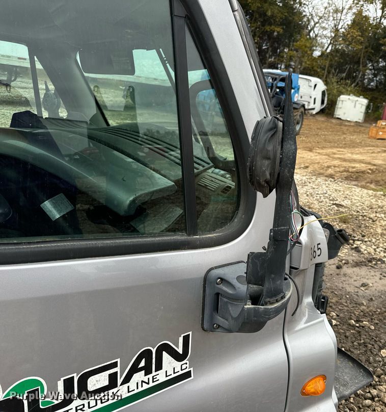 image for item EH7174 Freightliner Cascadia semi truck cab