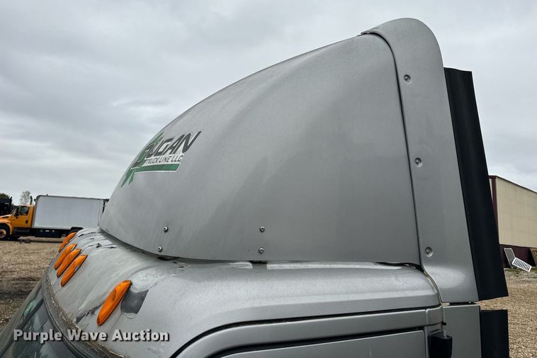 image for item EH7174 Freightliner Cascadia semi truck cab