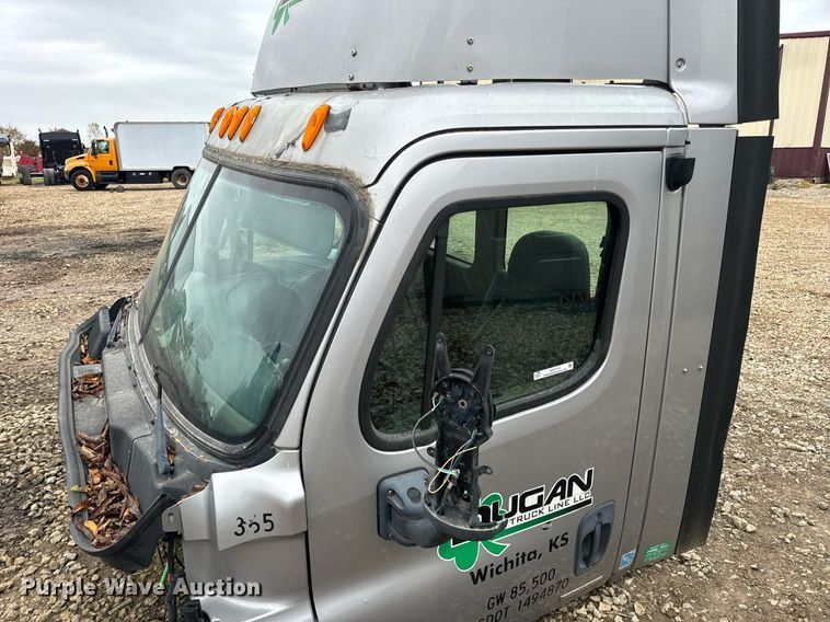 image for item EH7174 Freightliner Cascadia semi truck cab