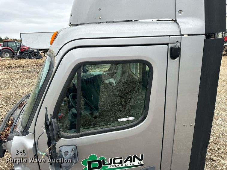 image for item EH7174 Freightliner Cascadia semi truck cab