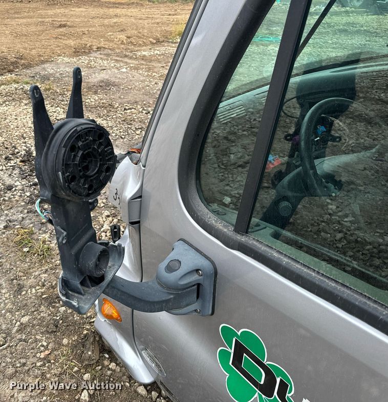 image for item EH7174 Freightliner Cascadia semi truck cab