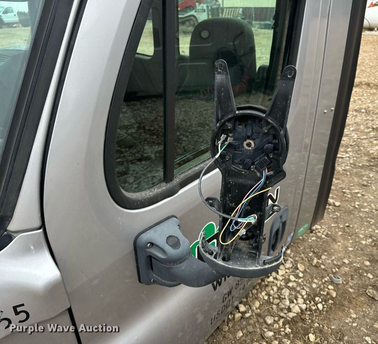 image for item EH7174 Freightliner Cascadia semi truck cab