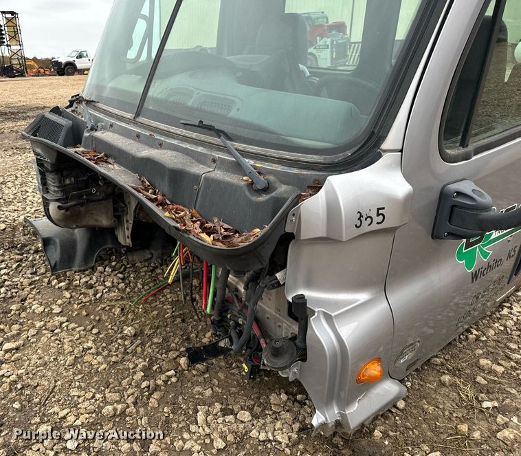 image for item EH7174 Freightliner Cascadia semi truck cab