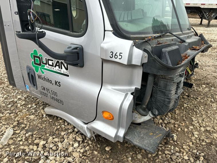 image for item EH7174 Freightliner Cascadia semi truck cab