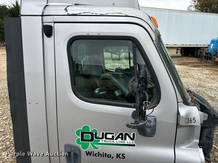 image for item EH7174 Freightliner Cascadia semi truck cab