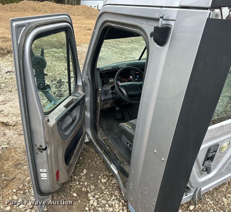 image for item EH7174 Freightliner Cascadia semi truck cab