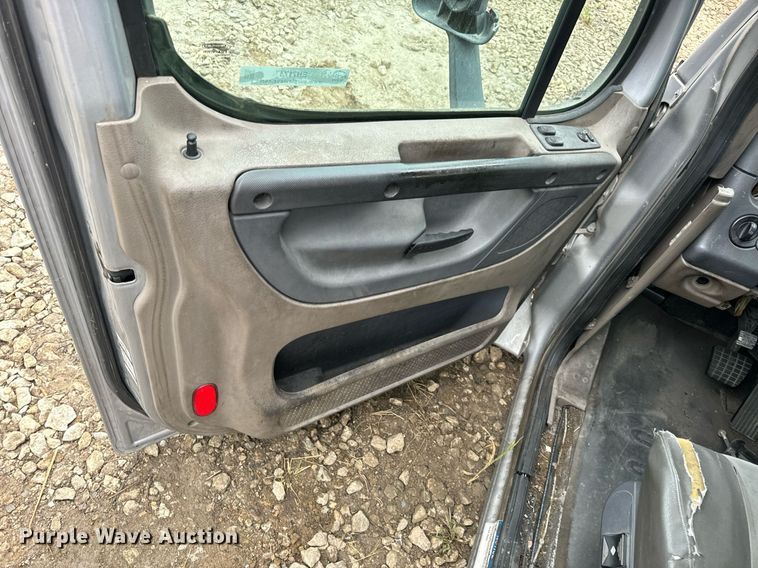 image for item EH7174 Freightliner Cascadia semi truck cab