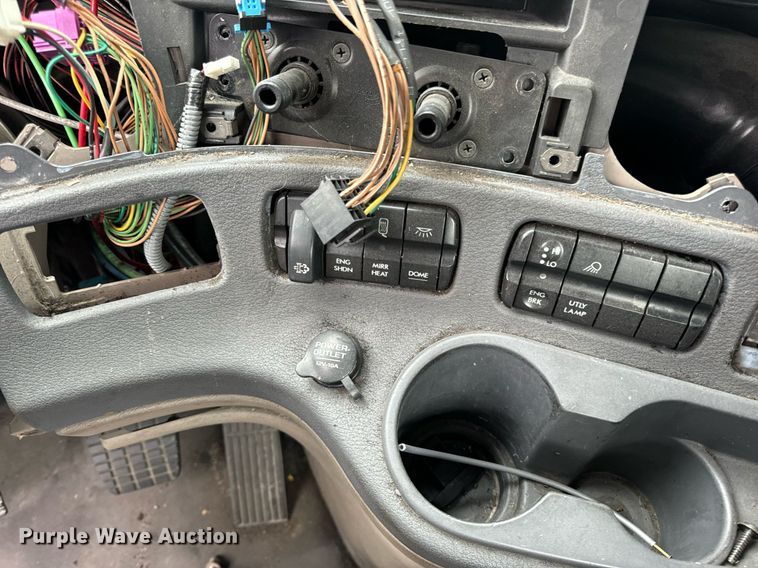 image for item EH7174 Freightliner Cascadia semi truck cab