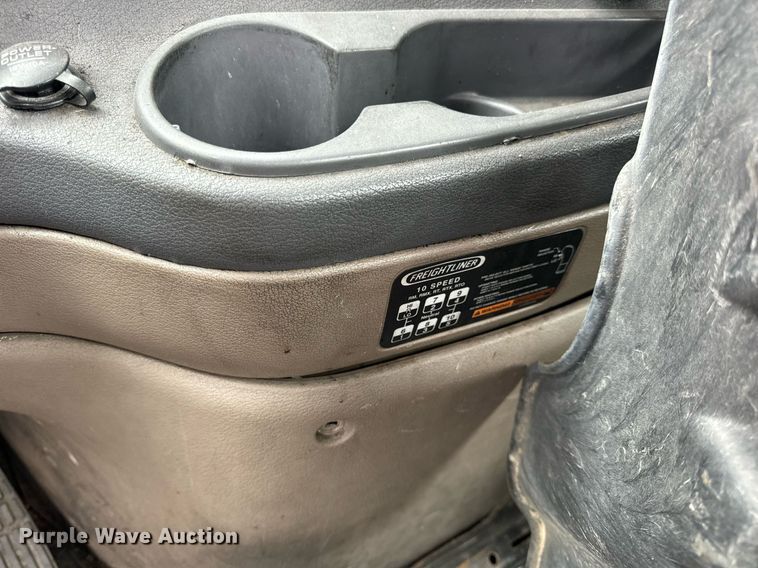 image for item EH7174 Freightliner Cascadia semi truck cab