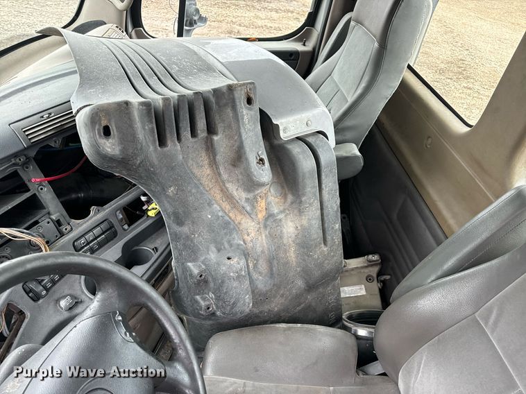 image for item EH7174 Freightliner Cascadia semi truck cab