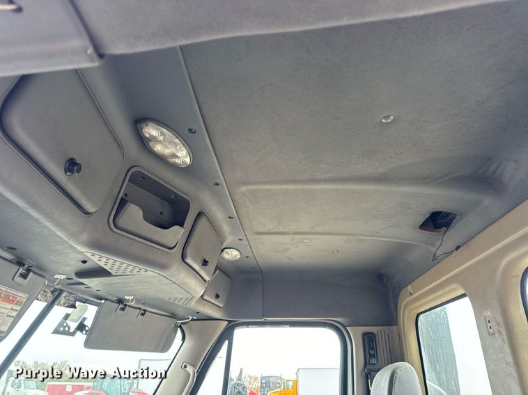 image for item EH7174 Freightliner Cascadia semi truck cab