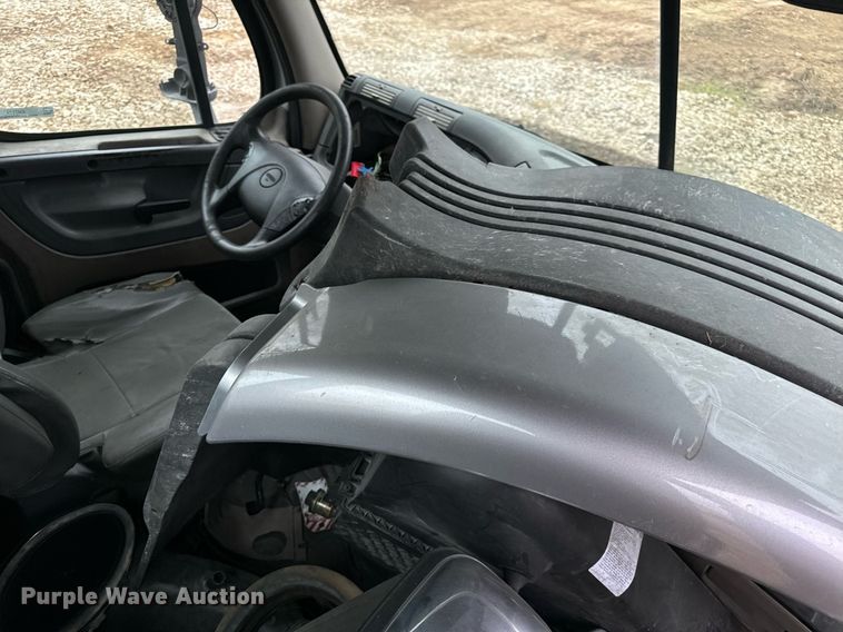 image for item EH7174 Freightliner Cascadia semi truck cab