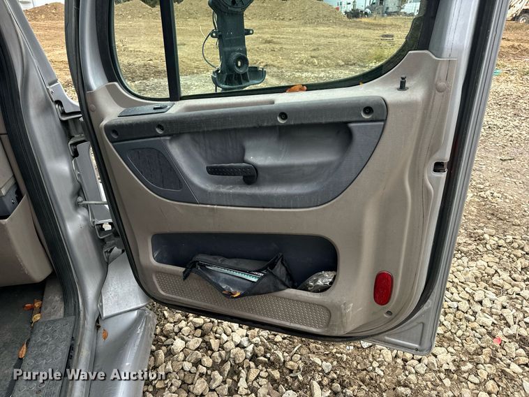 image for item EH7174 Freightliner Cascadia semi truck cab