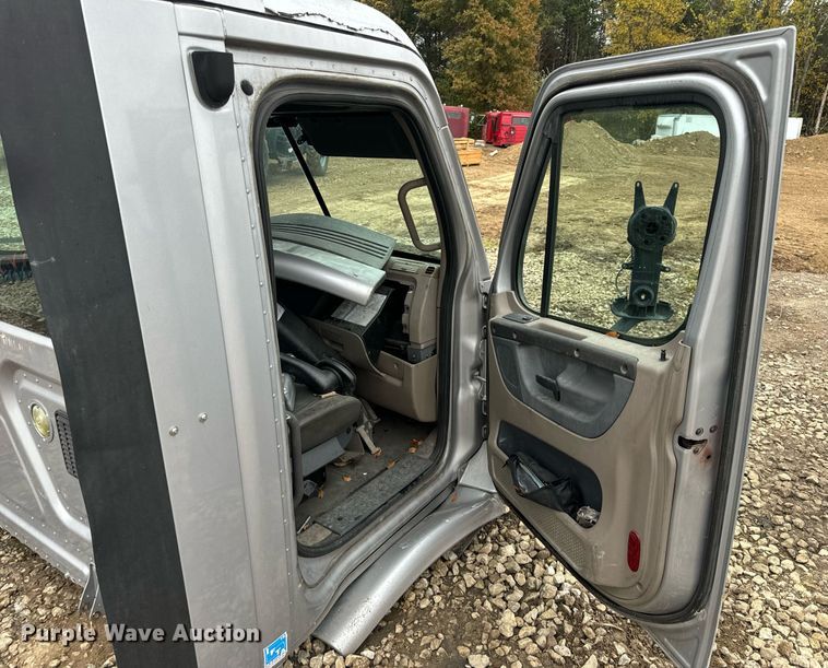 image for item EH7174 Freightliner Cascadia semi truck cab