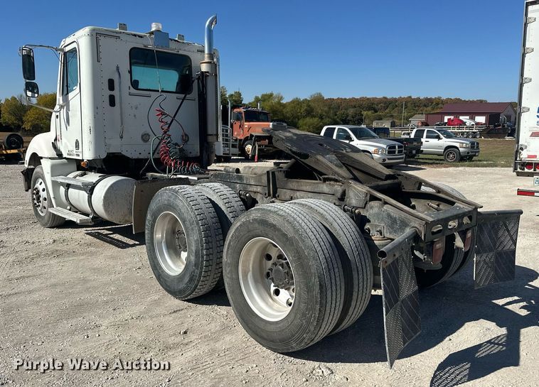 image for item EJ5021 2006 Freightliner  Columbia semi truck