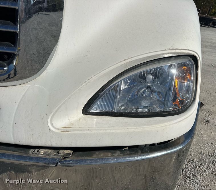 image for item EJ5021 2006 Freightliner  Columbia semi truck