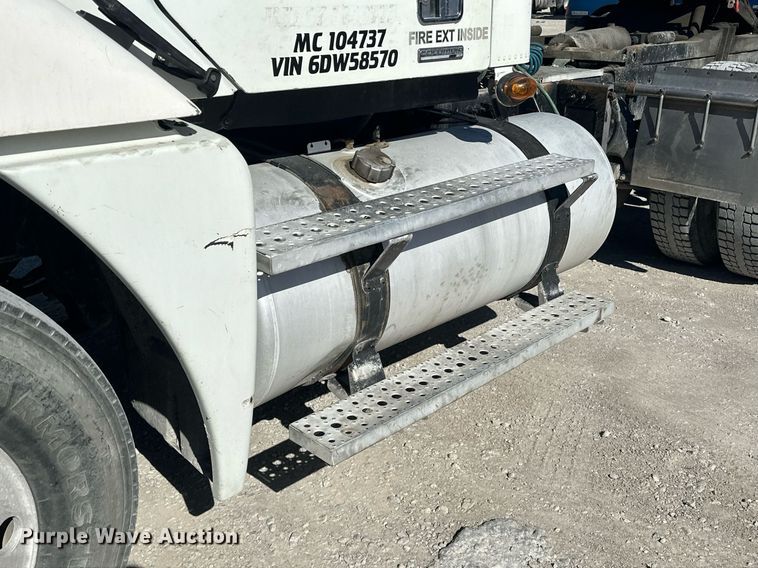 image for item EJ5021 2006 Freightliner  Columbia semi truck