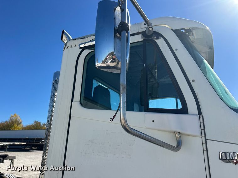 image for item EJ5021 2006 Freightliner  Columbia semi truck