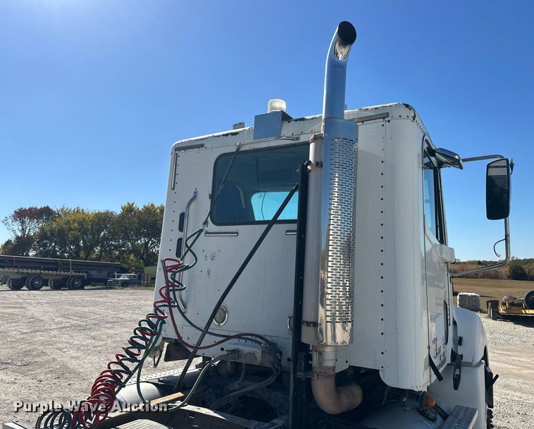 image for item EJ5021 2006 Freightliner  Columbia semi truck