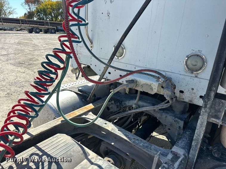 image for item EJ5021 2006 Freightliner  Columbia semi truck