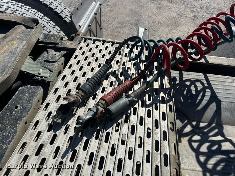 image for item EJ5021 2006 Freightliner  Columbia semi truck