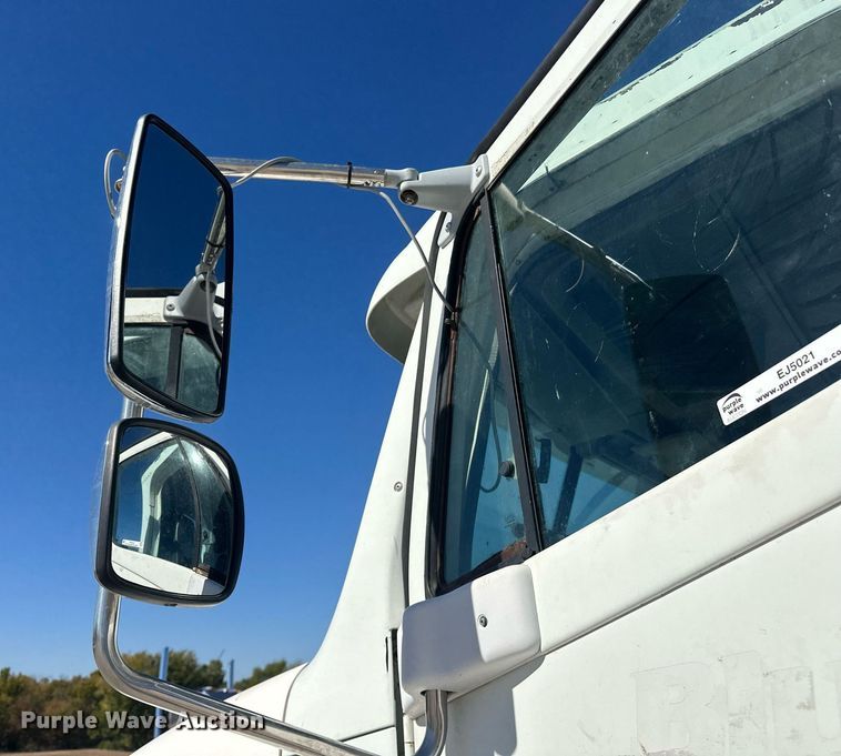 image for item EJ5021 2006 Freightliner  Columbia semi truck