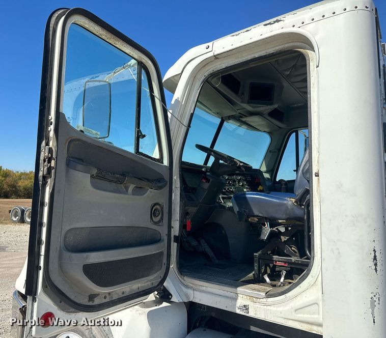 image for item EJ5021 2006 Freightliner  Columbia semi truck