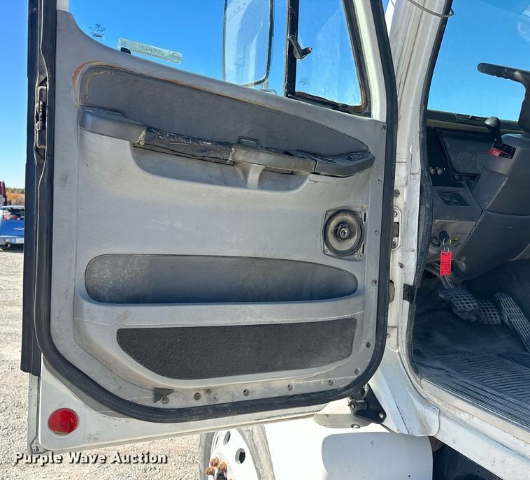 image for item EJ5021 2006 Freightliner  Columbia semi truck